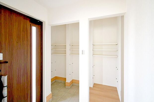 大容量の土間収納を設置。靴はもちろん、べビーカーや 趣味の道具を置いておくのにも便利です♪※施工事例です。実際とは異なります。