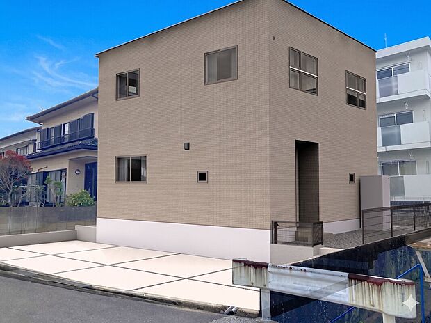 2階に4部屋ある4LDKの物件♪カースペースは最大4台駐車可能なので、来客が多いご家庭でも安心です。※画像はイメージです　※CGにて空を加工しています