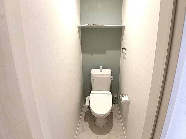 【トイレ】シンプルですっきりとした、清潔感に溢れるトイレ。お手入れしやすい素材なのでお掃除もしやすい！