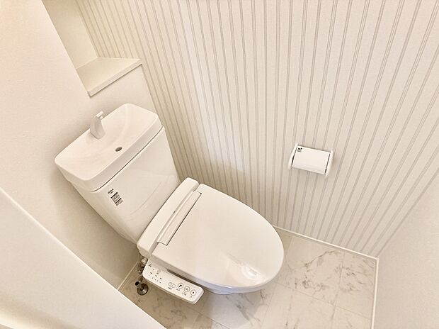 【トイレ】2階にもトイレがあるので就寝時も安心！温水洗浄便座のトイレです。
