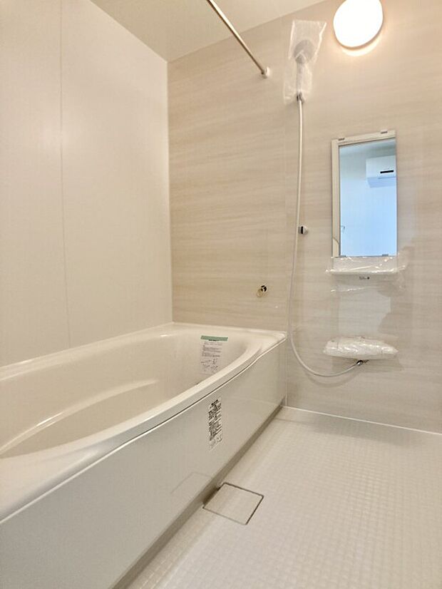 【浴室】清潔感溢れる、機能的なバスルームでゆったりリラックス。