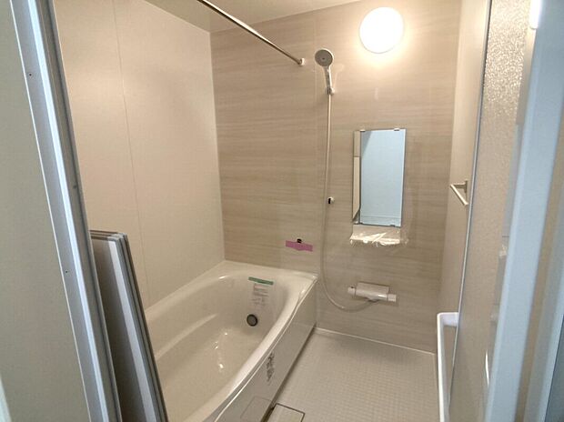 【浴室】（2号棟写真）足を伸ばしてゆったりとくつろげる、清潔感溢れるバスルーム。