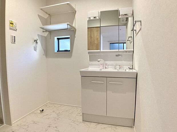 【洗面台】シンクが広く使いやすい洗面台。三面鏡の裏は収納スペースがあります。