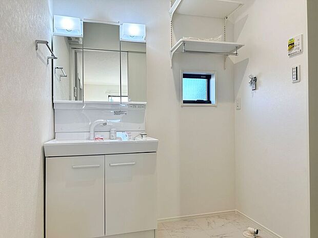 【洗面脱衣室】お手入れしやすく使いやすい洗面器。三面鏡の裏には小物が収納できるので洗面回りもスッキリ♪