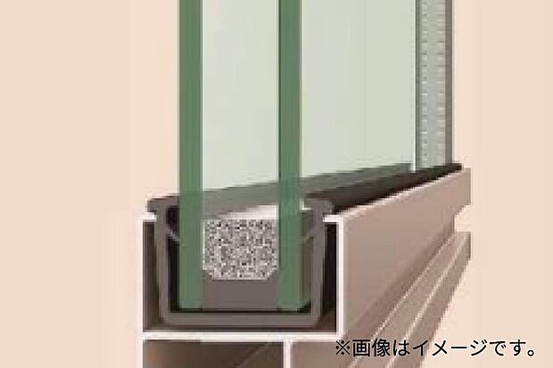 【Low-E複層ガラス】遮熱性にも断熱性にも優れています。 断熱はもちろんのこと、明るさを採り込みながらも西日対策や紫外線による色あせ防止にも効果的です。※画像はイメージです。
