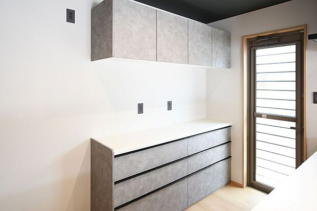 【収納】たっぷり収納できる美しいキャビネット。吊戸棚と引き出し収納で生活感を隠し、空間を美しく保てます。※施工事例です。実際とは異なります。