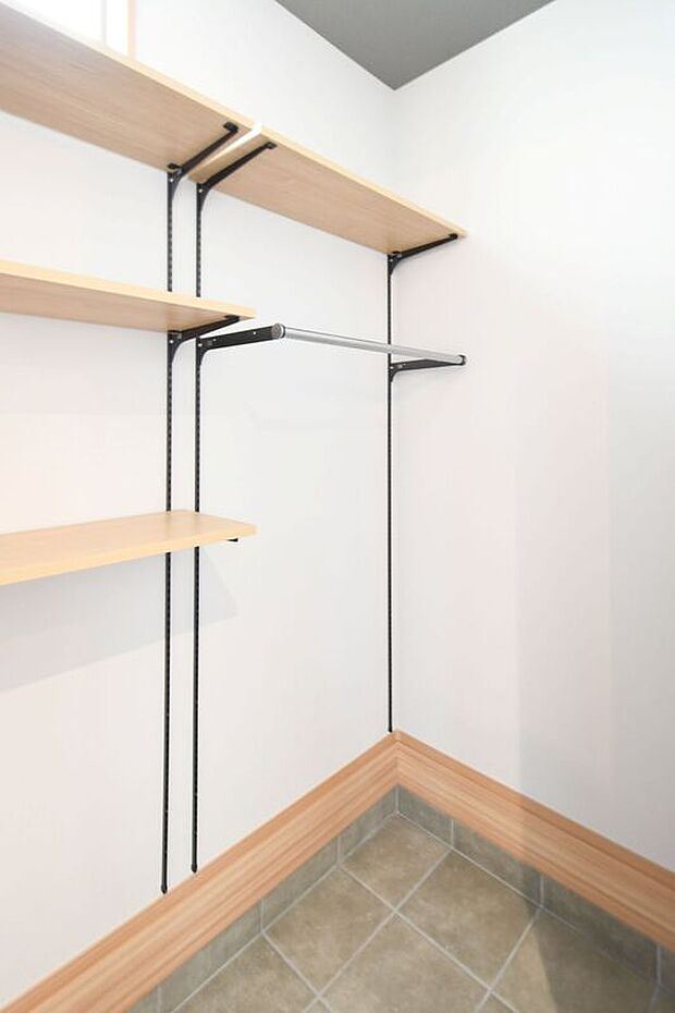 【玄関】大容量のシューズクローゼット。靴はもちろん、ベビーカーなどのお子様用品や、ゴルフバッグ、釣り道具など趣味のものを収納するにもぴったりです。※施工事例です。実際とは異なります。