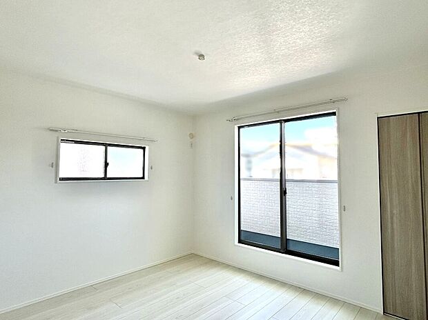 【主寝室】南向きの主寝室は、大きな窓から光が差し込み、明るく温かみのある居室に仕上げました。※施工事例です。実際とは異なります。