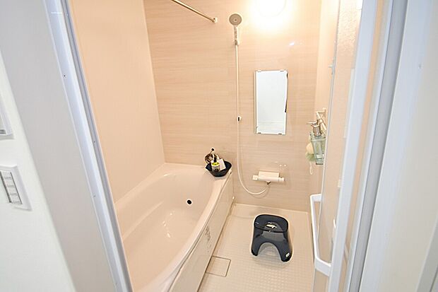【浴室】1坪以上の広さを設けた浴室で、 ゆったりバスタイム。お子様と一緒に 入るにも充分な広さです。一日の疲れを癒せます。※施工事例です。実際とは異なります。