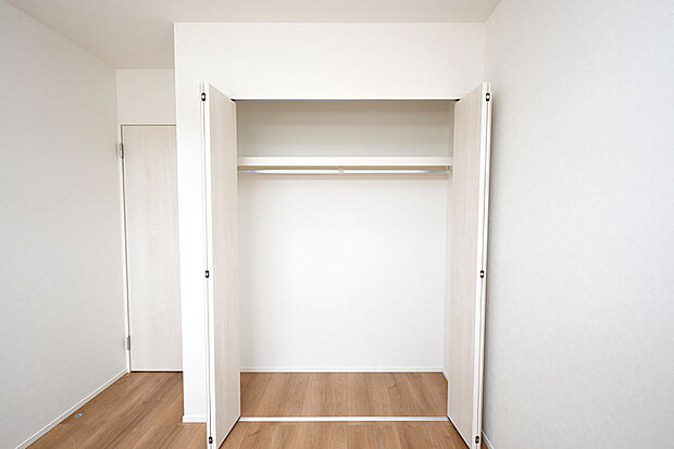 【洋室】各居室に収納スペースがあり、お部屋を広々使えます。※施工事例です。実際とは異なります。