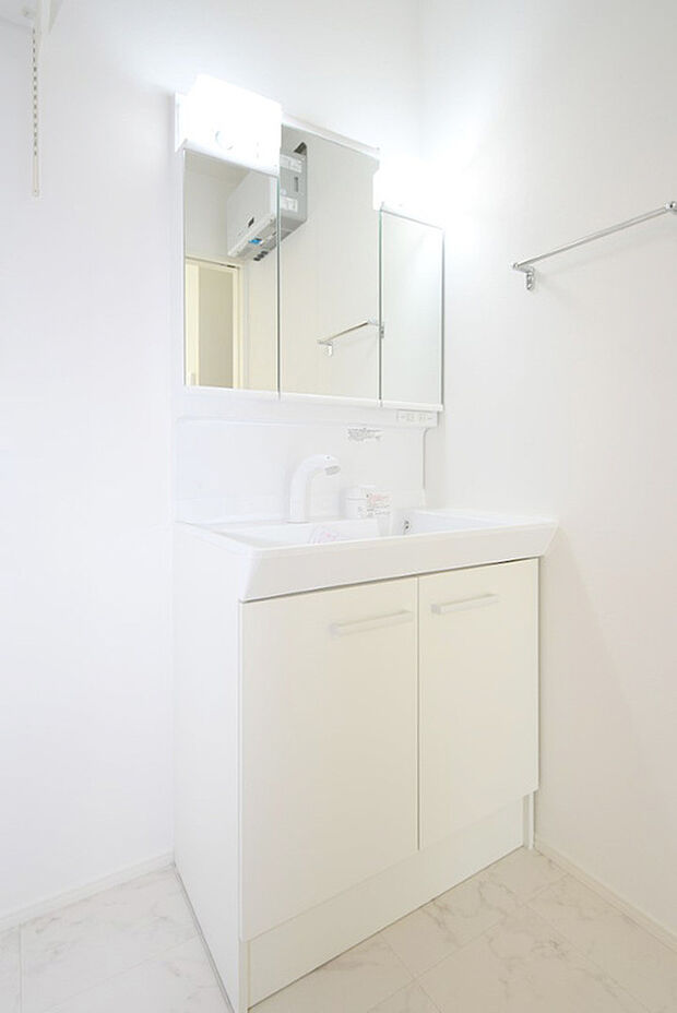 【洗面】シンプルで使いやすい洗面化粧台。三面鏡の裏には収納ができます。※施工事例です。実際とは異なります。