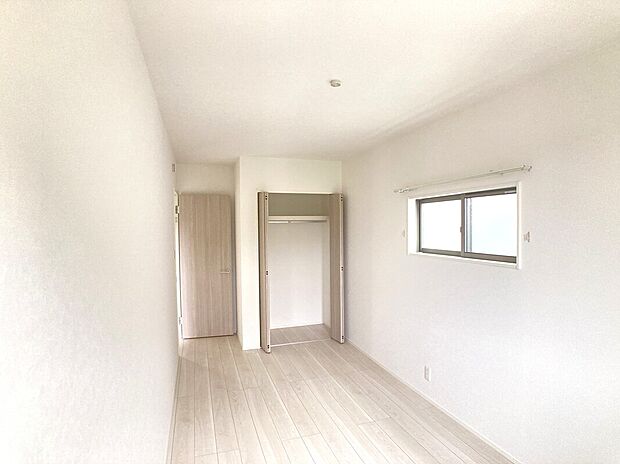 【洋室】2階は主寝室の他に2室！お子様の部屋や趣味の部屋にすることで主寝室回りがスッキリします♪在宅勤務用のオフィス部屋にも！ ※施工事例です。実際とは異なります。