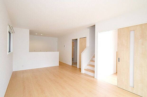 【リビング】(11号棟)家族が集まるリビングは広々16.7帖！キッチンからリビングが見渡せるため、どこに居ても家族を感じ、会話もはずみますね。※施工事例です。実際とは異なります。
