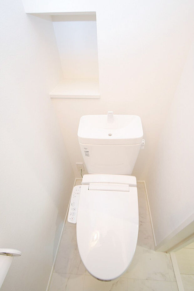 【トイレ】温水洗浄便座トイレ。新素材により、気になる便座もサッとひとふきでキレイになります。2階にも設置しているので夜間でも安心♪ ※施工事例です。実際とは異なります。