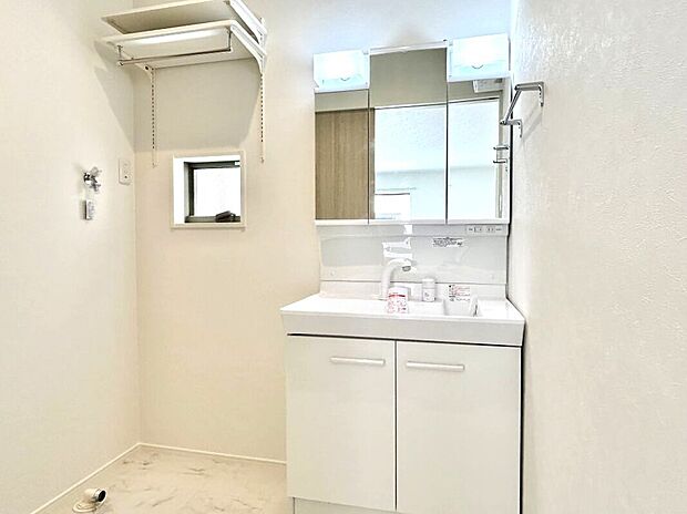 【洗面】鏡面裏収納には毎日使う日用品や家電などを しまっておけるので、身支度の時もサッと 使えて便利です。窓付きで湿気対策もバッチリ！※施工事例です。実際とは異なります。