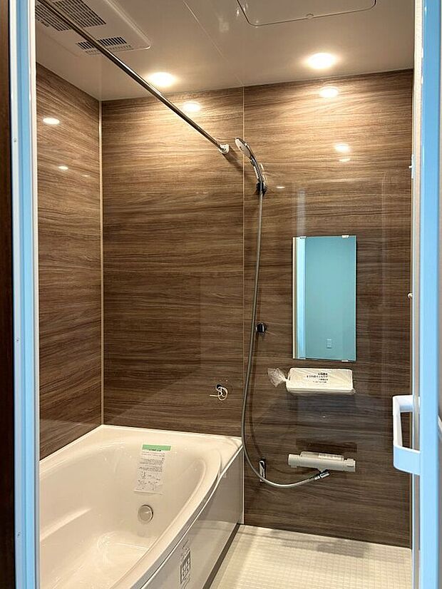 【浴室】1坪以上の広さを設けた浴室で、 ゆったりバスタイム。お子様と一緒に 入るにも充分な広さです。※施工事例です。実際とは異なります。