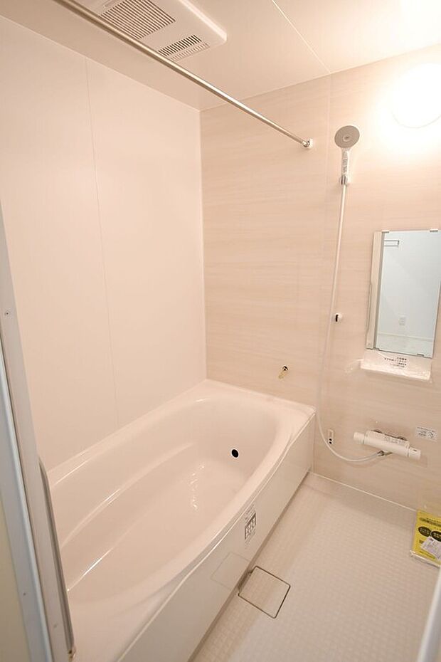 【浴室】大人が足を伸ばして入れるゆったりとした浴槽。ダブル保温構造でお湯の冷めにくい設計です。※施工事例です。実際とは異なります。