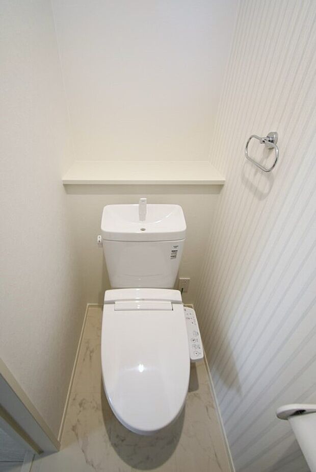 【トイレ】1階、2階ともにトイレがあるので、夜間や朝のバタバタする時間でも安心です♪※施工事例です。実際とは異なります。