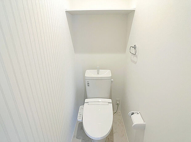 【トイレ】1階、2階ともにトイレがあるので、夜間や朝のバタバタする時間でも安心です♪※施工事例です。実際とは異なります。