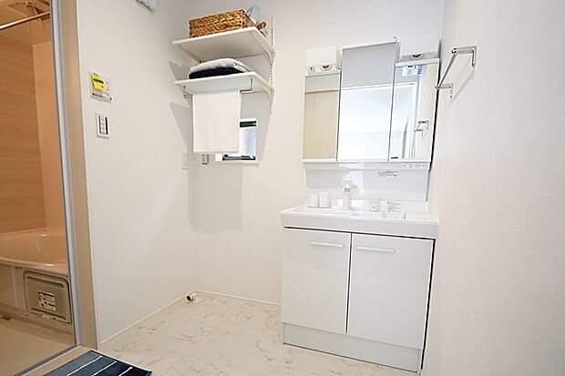 【独立洗面台】三面鏡の裏は収納スペースとなっておりスッキリ保つことができます。※施工事例です。実物とは異なります。