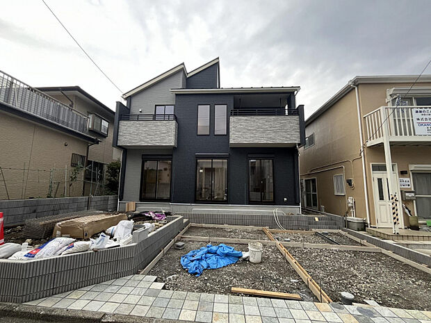 南道路に面し、日当たり良好！明るく開放的な住まいで、毎日が心地よい空間に。カースペース2台分完備で、ご家族や来客にも便利です。　