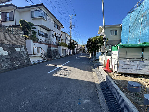 前面道路はゆとりのある幅員6m！車の出し入れもスムーズで、駐車が苦手な方にも安心です。　