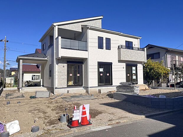 落ち着いた生活道路に面した物件。車通りが少ないため、小さなお子様がいるご家庭にも安心。駐車もスムーズに行えます。