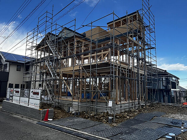 前面道路はゆとりのある幅員6m!車の出し入れもスムーズで、駐車が苦手な方にも安心です。