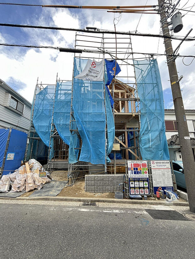 周辺は居住者のみの利用のため交通量が少なく、車の出入りもスムーズに行えます。静けさと安心を両立した住まい。　
