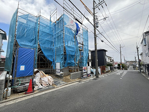 前面道路はゆとりのある幅員6m！車の出し入れもスムーズで、駐車が苦手な方にも安心です。　