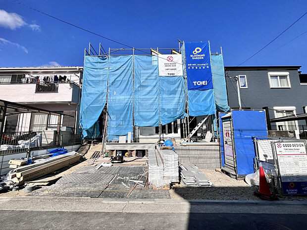 周辺は居住者のみの利用のため交通量が少なく、車の出入りもスムーズに行えます。静けさと安心を両立した住まい。　