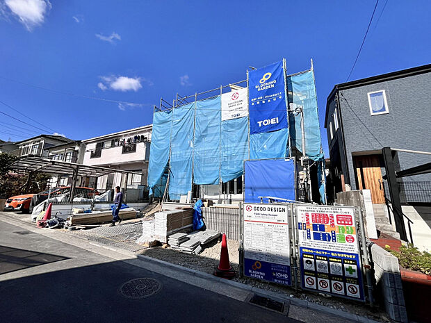 ご夫婦それぞれのお車も安心♪カースペース3台分を確保しているので、来客時や将来のライフスタイル変化にも対応できます。　