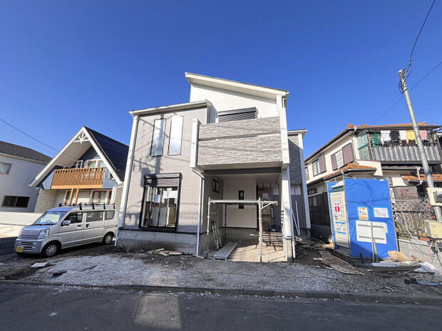 南道路に面し、日当たり良好!明るく開放的な住まいで、毎日が心地よい空間に。カースペース2台分完備で、ご家族や来客にも便利です。