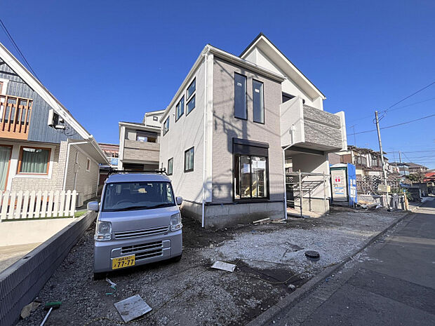 周辺は居住者のみの利用のため交通量が少なく、車の出入りもスムーズに行えます。静けさと安心を両立した住まい。