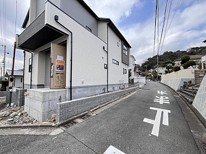 前面道路は交通量が少ない落ち着いた生活道路。車の出し入れもス