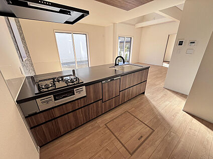 開放感あふれるペニンシュラキッチンは、毎日の料理が楽しくなる