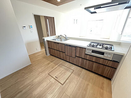 機能性とデザイン性を兼ね備えたシステムキッチン。料理をする時