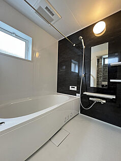 勾配天井を活かした開放感あふれる主寝室。