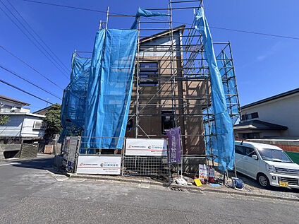 前面道路は交通量が少ない落ち着いた生活道路。車の出し入れもス