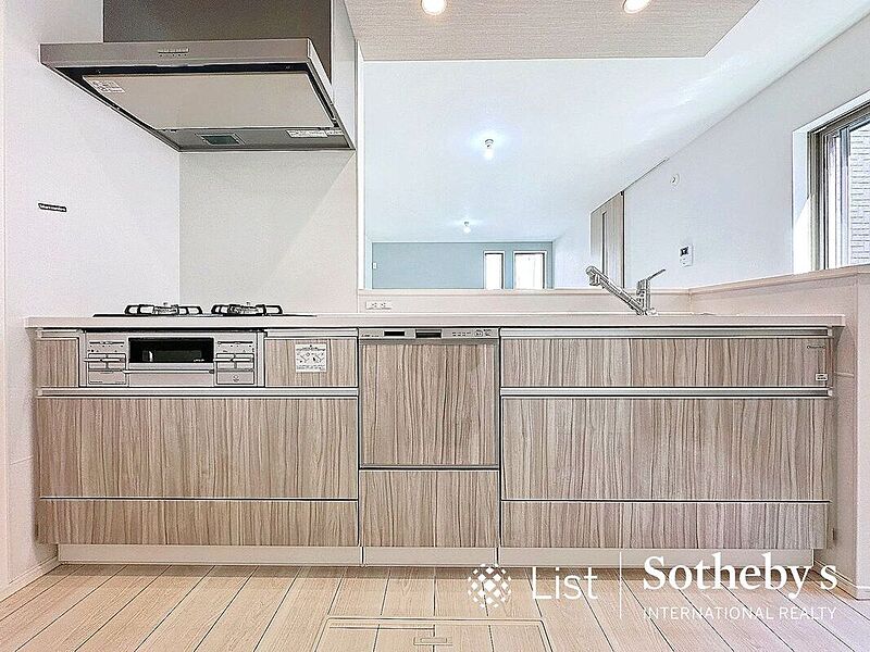 ■キッチン■開放的な対面キッチン。上部板張りのキッチンはインテリア性があってキッチンに立っている時間も楽しめるのでないでしょうか。