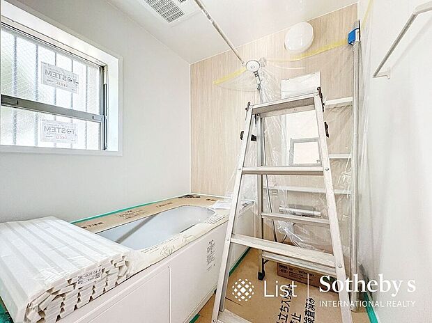 ■バスルーム■1号棟 施工中ゆったりくつろげるサイズの浴室は、一日の疲れを癒してくれる場所。通風を確保できる窓は、カビ対策にもなります♪
