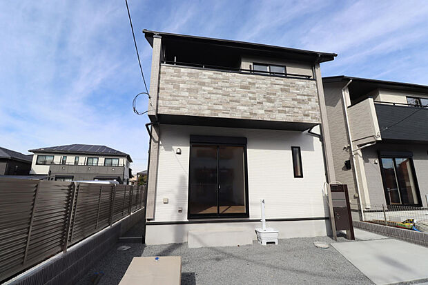 外観　大きな掃き出し窓を配置し、室内に自然光がしっかり入る開放的な造りです♪縦長のスリット窓が外観にリズム感を与えデザイン性を高めています♪