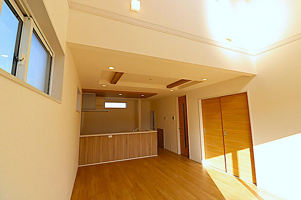 リビング　折上げ天井と木目調フローリングが、空間に上質な落ち着きを与えるリビング・ダイニング！