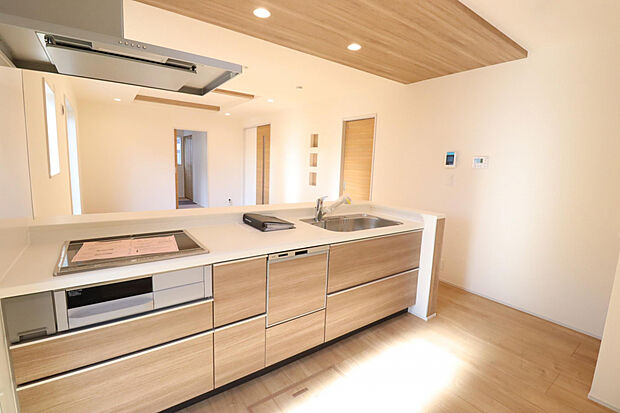 【キッチン】ナチュラルな木目が美しく、空間に馴染むスタイリッシュなキッチン♪広々としたワークトップと充実した収納と食器洗浄機など機能面も充実！！リビングとの一体感を感じながら、楽しくお料理ができます♪