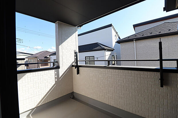 【外観】屋根付きのバルコニーを備え、洗濯物干しやちょっとしたくつろぎスペースとして活用できます♪