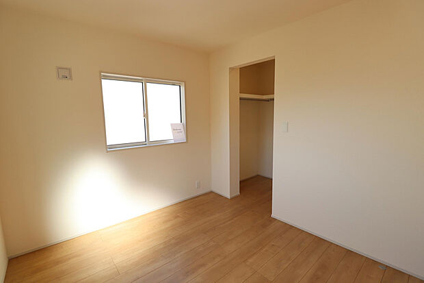 【1号棟2階 洋室】落ち着いたグレーのアクセントクロスが上質な雰囲気を演出する広々とした洋室！複数の窓から光が差し込み、快適に過ごせる空間です♪壁で仕切ることも可能です！