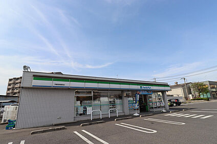 ファミリーマート問屋町店 339m