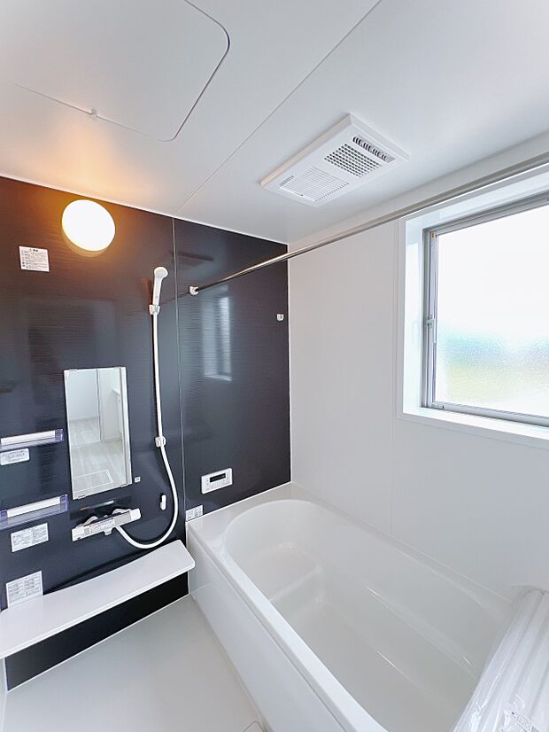 【浴室】◇浴室（1号棟）｜アクセントクロスが印象的なユニットバス。追い炊き機能式、換気・乾燥・暖房仕様です！雨の日は浴室内でお洗濯物を干すことができます。