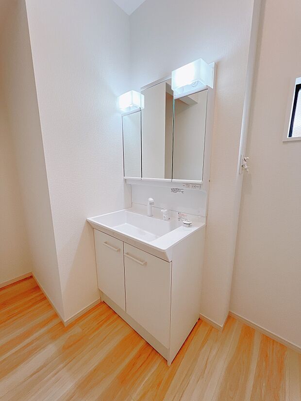 【【三面鏡洗面化粧台】】お手入れしやすく使いやすい3面鏡付きの洗面台。収納スペースも広く、洗剤や掃除道具をたっぷりと収納できます。