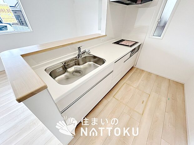 現地写真（キッチン）
収納たっぷりのシステムキッチン、浄水器付水栓を標準装備しています。
